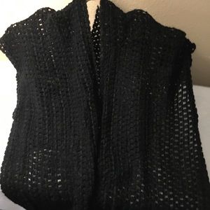 Women scarf- 100% polyester in Color black. Winter 2023